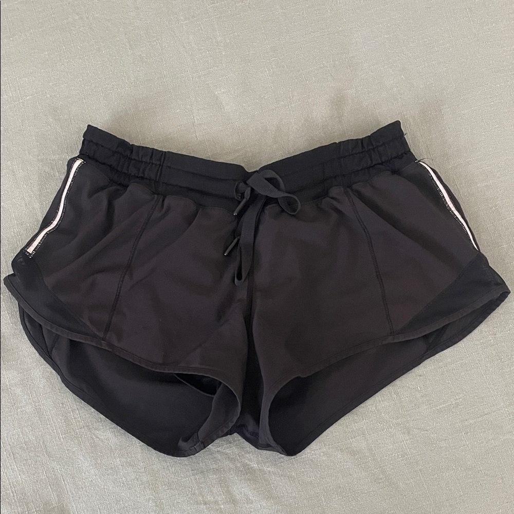 lululemon black 2.5” hotty hot short